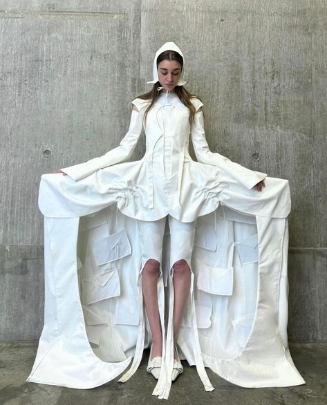 Central Saint Martins Resets BA Student Show – WWD Central Saint Martins Fashion Portfolio, Central Saint Martins Portfolio, Csm Fashion Portfolio, Csm Portfolio, Fit Portfolio, Harris Reed, Experimental Fashion, Fashion Communication, Show Design