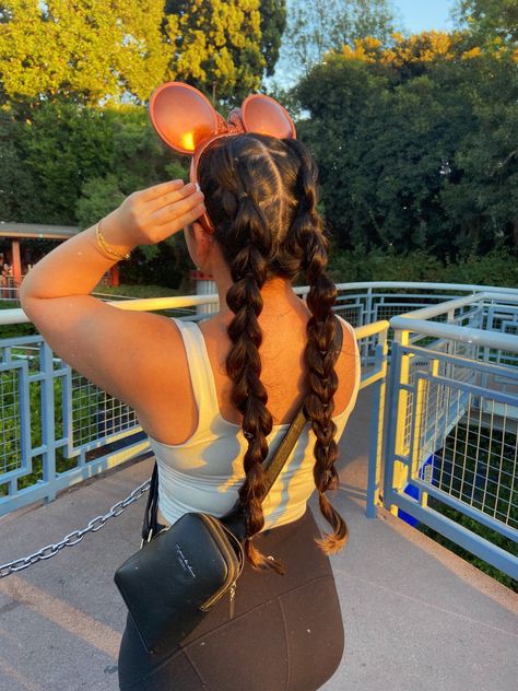 Amusment Parks Hairstyle, Curly Hairstyles For Theme Park, Disneyland Hairstyle, Disneyworld Hairstyles, Hair Styles For Theme Park, Hair For Theme Park, Cute Hairstyles To Wear With Disney Ears, Theme Park Hairstyles For Long Hair, Cute Theme Park Hairstyles