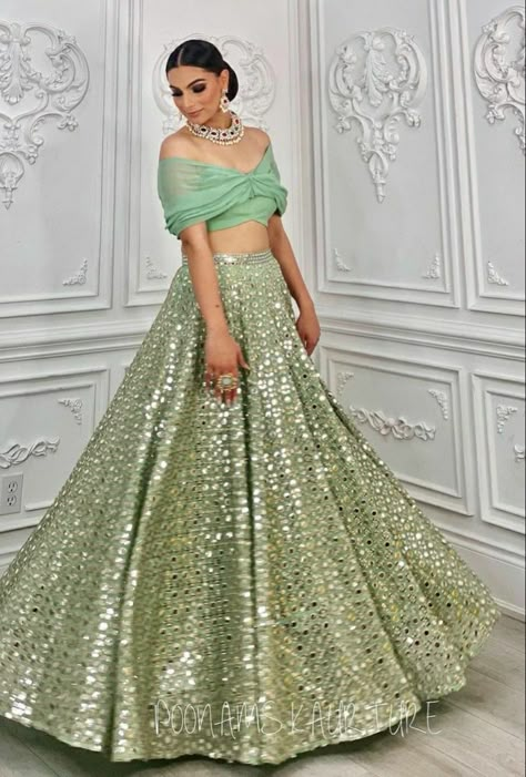 Lehenga Skirt With Crop Top, Elegant Royal Dresses, Mehndi Suit, Lehenga Outfits, Outfit Traditional, Reception Ceremony, Mehendi Outfits, Wedding Lehenga Designs, Lehenga Designs Simple