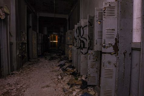 Zombie School, Apocalypse Books, Zombie Apocolypse, Abandoned City, Apocalypse Aesthetic, Ruined City, Dystopian Books, Rp Ideas, Catholic School