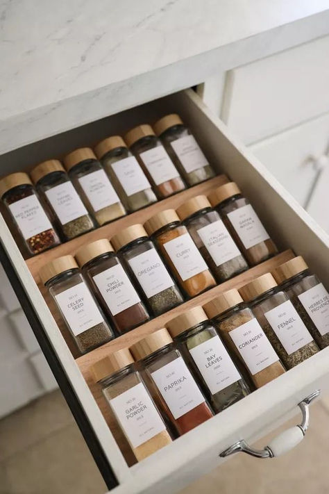 Kitchen Spice Drawer Organization, Kitchen Organization Minimalist, Spice Jar Organization Storage Ideas, Aesthetic Spice Rack, Kitchen Draw Organization Ideas, Kitchen Spices Storage Ideas, Home Storage Ideas Organizing, Spice Jars Ideas, Minimalist Kitchen Aesthetic