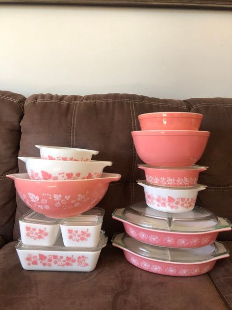 Etsy is a Goldmine For One of a Kind Vintage Pyrex | Apartment Therapy Daisy Pyrex, Pyrex Display, Pink Gooseberry, Vintage Pyrex Patterns, Vintage Pyrex Dishes, Casserole Dish Set, Pink Pyrex, Pyrex Patterns, Pink Dishes