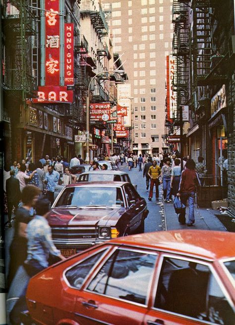 Street Scenes of New York City of the Seventies New York Vintage, New York Pictures, New York Photos, New York Aesthetic, Busy City, Vintage New York, City Street, City Aesthetic, Retro Aesthetic