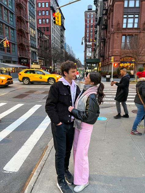 Nyc Couples Photoshoot Winter, New York Winter Outfit Couple, Nyc Couple Aesthetic Winter, New York Boyfriend Aesthetic, Nyc With Boyfriend, Nyc Photo Ideas Couples, Couple In New York Aesthetic, Nyc Couple Pictures, New York Couple Pictures