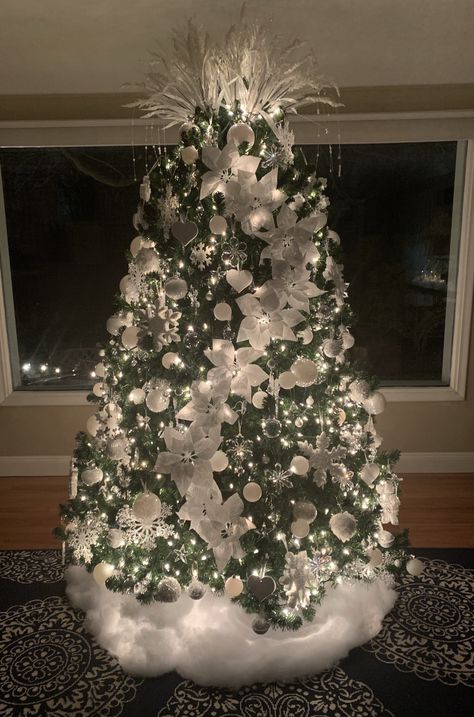 White Christmas Decorations Tree, Christmas Tree Winter Wonderland Theme, Ideas For Decorating Under The Christmas Tree, White Decor For Christmas Tree, Winter Wonderland Themed Christmas Tree, Christree Tree Decorations Ideas, Christmas Tree With All White Ornaments, Christmas Tree For Gray Living Room, White Decorations On Christmas Tree