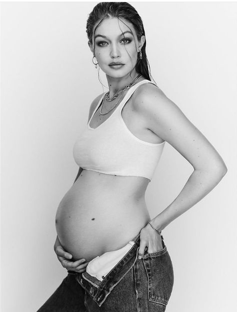 Pregnant Studio Photography, Gigi Hadid Pregnant, 33 Weeks Pregnant, Modern Maternity, Maternity Photography Poses Pregnancy Pics, Maternity Photoshoot Outfits, Pregnant Model, Maternity Studio, Baby News