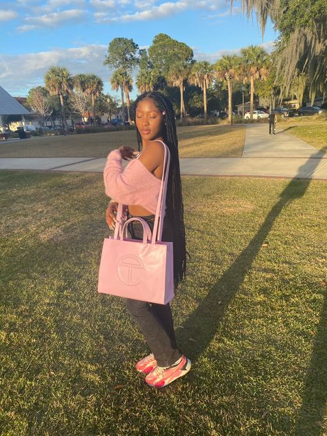 Bubblegum Pink Telfar Bag Outfit, Big Telfar Bag Outfit, Outfits With Pink Purse, Telfar Outfit, Telfar Bag Outfit, Hobo Bag Outfit, Black Bag Outfit, Brand Purses, Telfar Bags