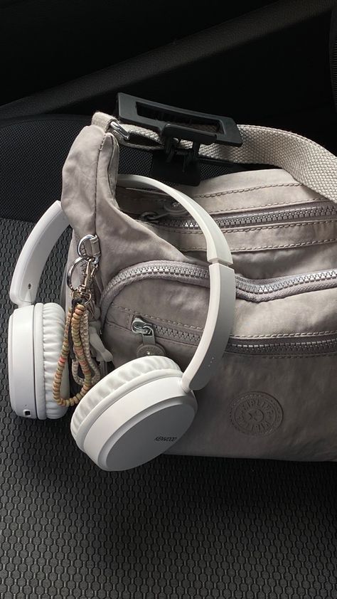 Kipling Messenger Bag Aesthetic, Kipling Messenger Bag, Kipling Bags Outfit Style, Kipling Bag Aesthetic, Hobo Bag Street Style, Kipling Aesthetic, Aesthetic Messenger Bag, Hobo Aesthetic, Messenger Bag Outfit