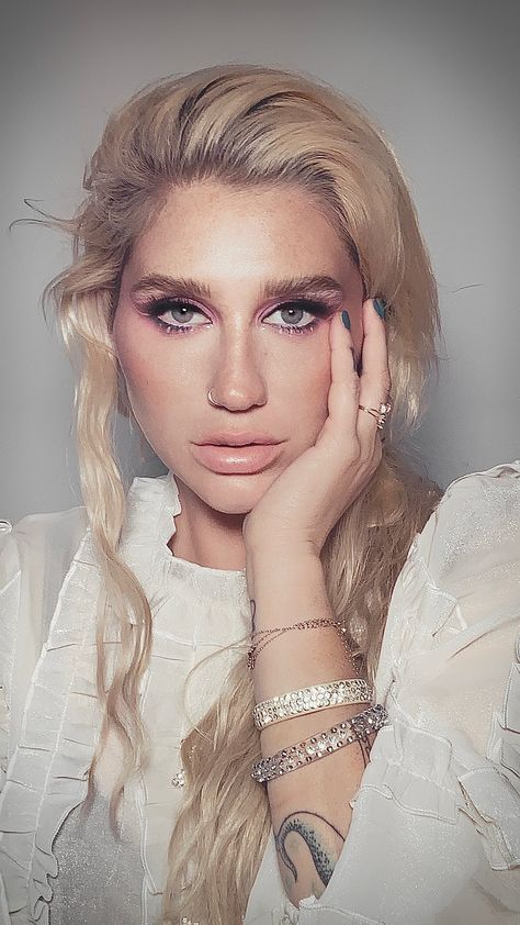 Female Actors, Kesha 2023, Kesha Makeup, Kesha Aesthetic Y2k, Kesha Without Makeup, Kesha Iconic Looks, Kesha Rainbow, Kesha Tik Tok, Praying Kesha