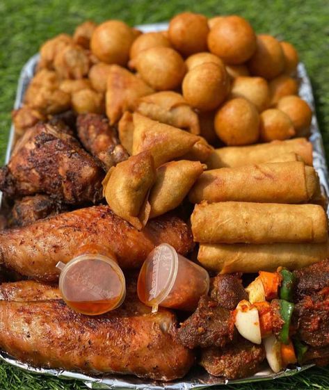 Mouth watering picnic snack idea👌 Nigerian Food Tray, Small Chops In Nigeria, Food Trays In Nigeria, Small Chops Package In Nigeria, Small Chops Platter, Nigerian Wedding Food, Nigerian Party Food, Nigerian Small Chops, Nigeria Snacks