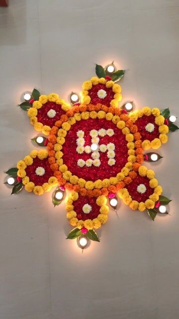 Simple Pookalam Designs Easy, Flower Rangilo Design, Marigold Flower Rangoli Designs, Muggu With Flowers, Flower Floor Decoration, Floor Flower Decoration, Rangoli From Flowers And Leaves, Rangoli Made From Flowers, Center Table Diwali Decoration