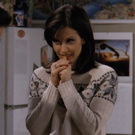 Monica Geller Outfits, Friends Monica Geller, Monica Friends, Monica Gellar, Red Long Skirt, Courtney Cox, Monica Geller, Friends Moments, 90s Fashion Outfits