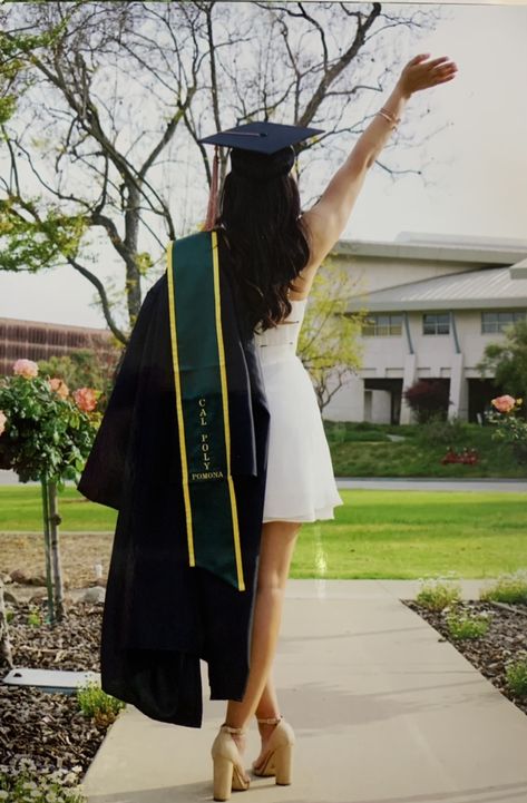 Picture Ideas For Graduation, Scientist Graduation Pictures, Aesthetic Graduation Photos, Graduation Pictures Black Women, Anna Pictures, Fun Graduation Pictures, College Photoshoot, Nursing School Graduation Pictures, Graduation Inspiration