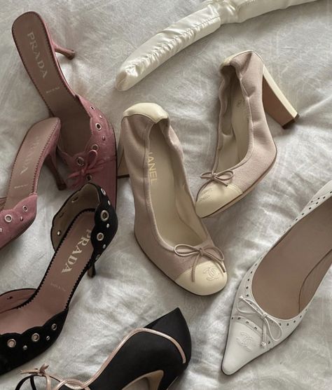 2000s Heels, Me Core, Shoes Heels Classy, Vintage Heels, Heels Classy, Stunning Shoes, Shoe Inspo, Jolie Photo, Carrie Bradshaw