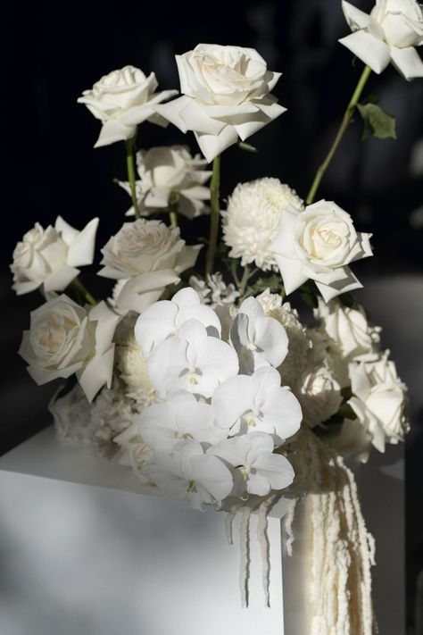 Orchid Wedding Theme, Flowers Wedding Ceremony, White Orchids Wedding, Orchid Flower Arrangements, Neutral Wedding Flowers, White Floral Arrangements, White Flower Arrangements, Orchid Centerpieces, White Roses Wedding