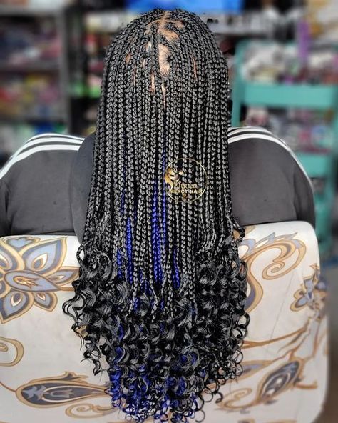 Braids With Skunk Patch, Peek A Boo Braids With Curls, Curly Peekaboo Braids, Peak A Boo Braids With Curls, Braids With Different Colors, Peekaboo Bohemian Braids, Box Braids With Color Underneath, Peek A Boo Box Braids With Beads, Black Girls Hairstyles Braids With Color