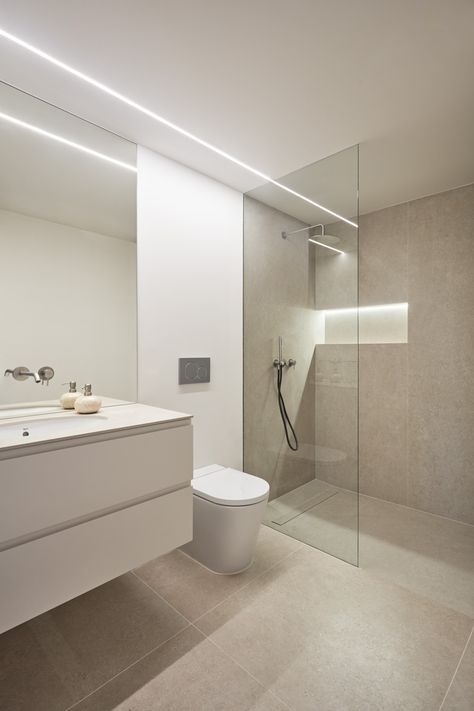 Bathroom 8 M2, Bathroom Tiles Simple, Ensuite Bathroom Ideas Small Colour, Toilet Minimalist Design, Minimalistic Houses Interior, Small Bathroom Ideas Minimalist, Small Bathroom Neutral, Bathroom Design 2024, Shower With Glass Wall