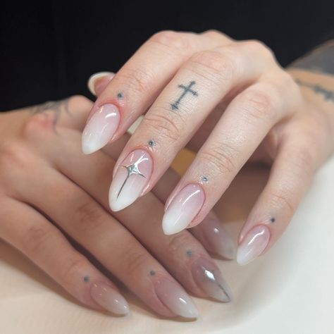 White Airbrush Nails, Nails Almond Chrome, Angel Wing Nails, Natural Ombre, Nails Stiletto, Airbrush Nails, Claw Nails, White Ombre, White Nail Designs