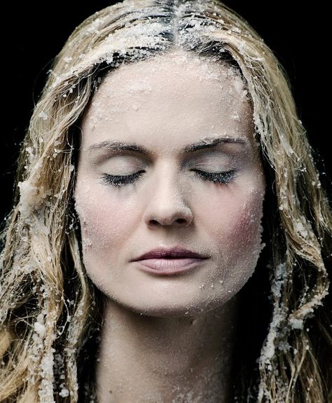 Jean Hilliard (Surviving at freezing) Halloween Shot Ideas, Snow Makeup, Ice Makeup, Titanic Costume, Dead Person, Person Face, The Hunting Party, Frozen Face, Leg Bones