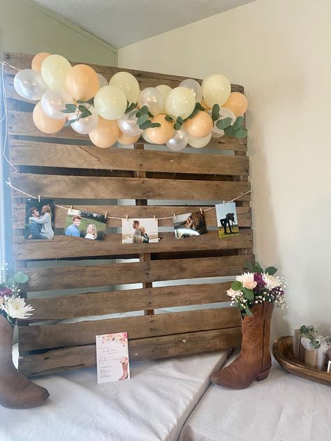 Western Chic Bridal Shower Ideas, Bridal Shower Ideas Country Decorations Rustic Chic, Cowgirl Brunch Theme, Pallet Baby Shower Decor, Wedding Shower Pallet Ideas, Boots And Bubbly Shower Ideas, Bridal Shower Pallet Ideas, Pallet Bridal Shower Decor, Western Bridal Shower Theme