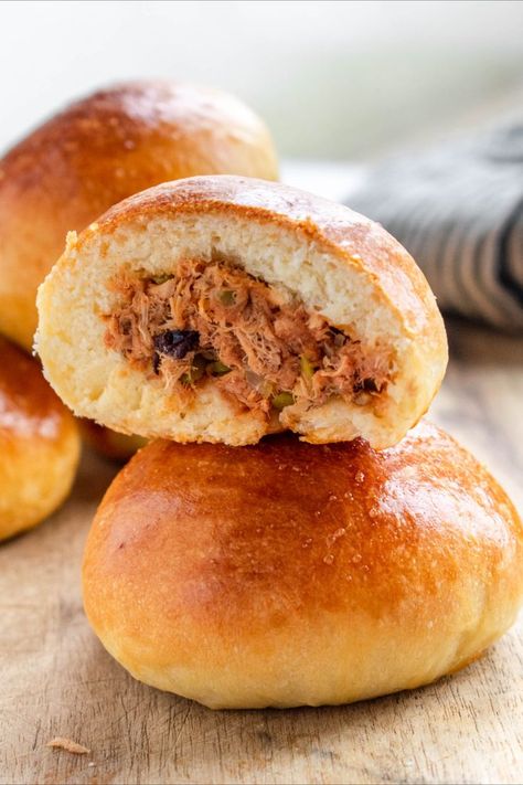 small buns filled with a tuna mixture Mini Bun Recipe, Tuna Buns Recipes, Stuffed Buns Recipe, Caribbean Snacks, Tuna Buns, Bread Character, Tuna Food, Fresh Buns, Japanese Baking