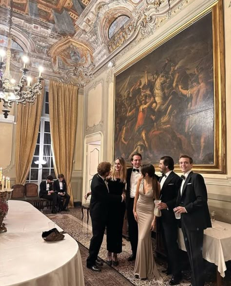 Old Money Friends Aesthetic, Rich Family Lifestyle, Rich Russian Aesthetic, Rich Friends Aesthetic, Rich Friend Group Aesthetic, High Society Aesthetic, Rich Family Aesthetic, Old Money Party, Rich Friends