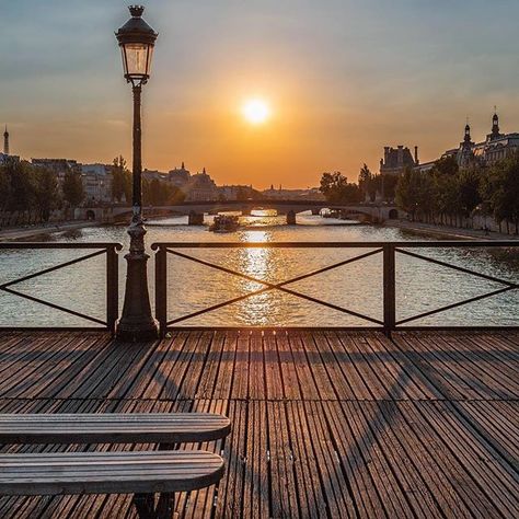 Superbe coucher de soleil parisien #boiteaufle #FLE #learnfrench #apprendrelefrançais #aprenderfrances #civilisation #francais #français #languefrançaise #francophonie #francophonie2018 #france #leen #french #francés #frenchie #frenchiegram #francophile #proflesseur Faites clic sur le lien du PROFIL pour accéder à des infos complémentaires #Repost @dessinateurs  Éclairage naturel  Dessinateurs   #paris #parismaville #parisjetaime #iloveparis #visitparis #igersparis #pariscartepostale #france4dreams Paris Visit, Aya Nakamura, Paris Sunset, Vaux Le Vicomte, Paris France Travel, Paris Place, Paris Images, Paris Photography, Paris Photo