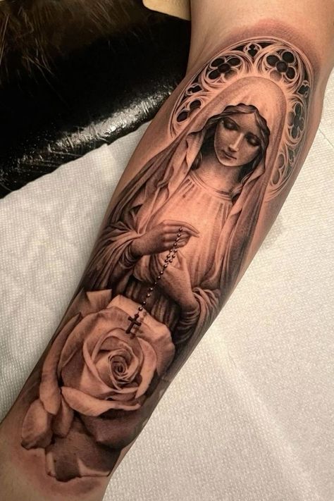 Virgin Mary Tattoos, Mary Tattoos, Tato Realis, Natur Tattoo Arm, Christus Tattoo, Mother Mary Tattoos, Catholic Tattoos, Mary Tattoo, Realistic Tattoo Sleeve