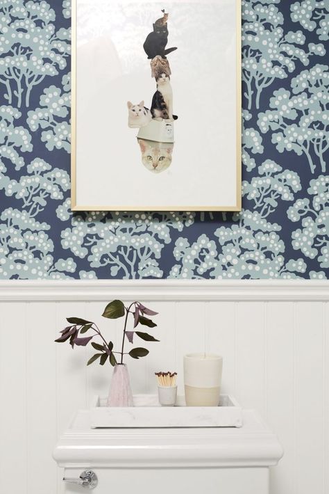 7 breathtaking powder rooms: Luxe powder room ideas! Artwork in a powder room Powder Room Artwork, Toilet Styling, Luxe Powder Room, Powder Room Ideas Modern, Farrow And Ball Wallpaper, Style Curator, Fresh Bathroom, Fantasy Houses, Powder Room Ideas