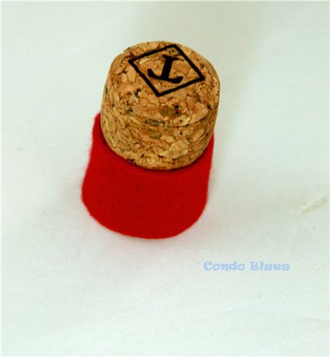 Cork Gnomes Free Pattern, Gnome Cork Magnets, Wine Cork Gnomes Diy, Wine Bottle Gnomes, Wine Cork Gnomes, Cork Gnomes, Cork Decorations, Christmas Gnome Decorations, Gnome Magnets