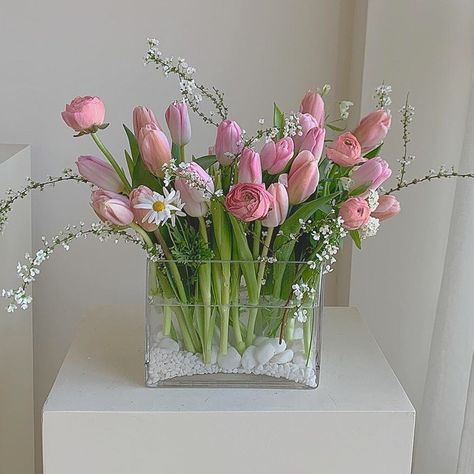 Flowers Roses Bouquet, Tumblr Flower, Tulips Arrangement, Table Flower Arrangements, Diy Arrangements, Tulips In Vase, Beautiful Flowers Photos, Tulip Bouquet, Flower Shower