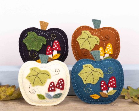 Ultimate Guide to Fall Sewing Projects: From Fashion to Home Decor Harry Potter Applique Pattern, Fall Felt Ornaments, Felt Fall Crafts, Felt Pumpkins Diy, Felt Thanksgiving, Felt Duck, Fall Felt Crafts, Felt Autumn, Halloween Felt Crafts