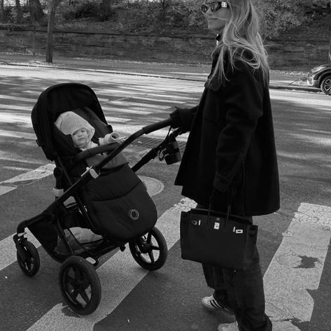 💘 Young Mom Style, City Mom, Future Mommy, Moms Goals, Baby Momma, Mum Fashion, Stylish Mom, Future Mom, Baby Style