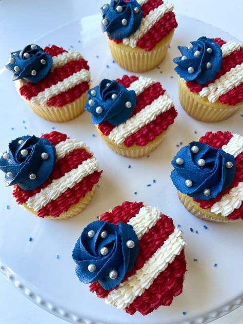 July 4th Food Desserts, July 4th Desserts, July 4th Food, 4th Desserts, Patriotic Cake, Patriotic Cupcakes, Fourth Of July Cakes, Cupcake Decorating Tips, Patriotic Desserts