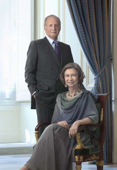 juan-carlos-sofia-1 Old Couple Photography, Older Couple Poses, Older Couple Photography, Queen Sofía Of Spain, Spanish King, Royal Family Portrait, Spanish Royalty, Family Portrait Poses, Royal King