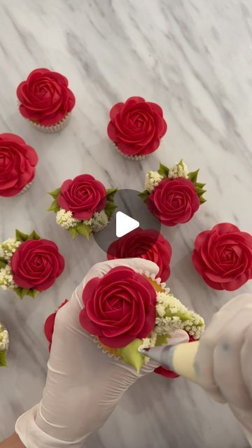 Cupcakes Presentation Ideas, Rose Cupcakes Ideas, Rose Piped Cupcakes, Flower Cupcakes Bouquet Tutorials, Flower Cupcakes Bouquet, Cupcake Techniques, Flower Bouquet Cupcakes, Roses Cupcakes Bouquet, Cupcakes With Roses On Top