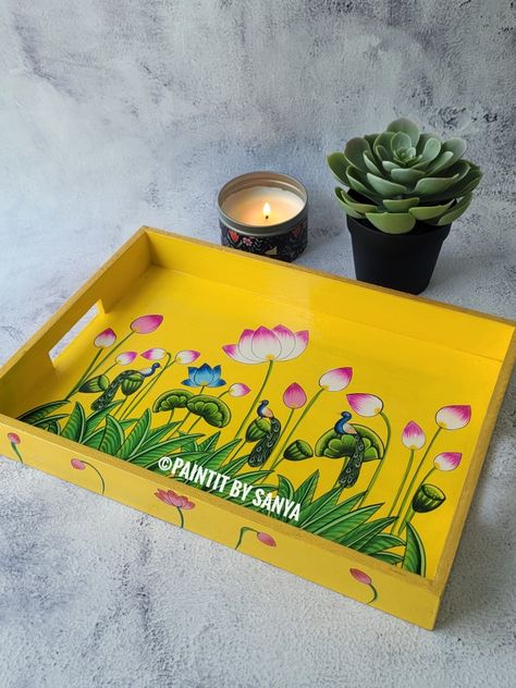 Hand Painted Wooden Trays Ideas, Painting Ideas On Wooden Boards, Hand Painted Wooden Trays, Tray Craft Ideas, Tray Decoration Wedding, Wooden Tray Decoration Ideas, Tray Design Ideas, Wooden Tray Painting Ideas, Art On Wooden Board