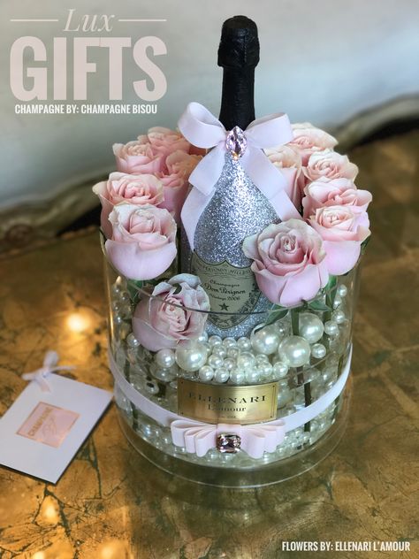 The most gorgeous Champagne & Flower Arrangement by #ChampagneBisou & #EllenariLamour Champagne And Flowers Gift, Champagne Birthday Gift Ideas, Champagne Gift Basket Ideas, Champagne Flower Arrangements, Champagne Gift Box Ideas, Champagne Gift Ideas, Champagne Gift Basket, Champagne Gift Baskets, Champagne Gifts