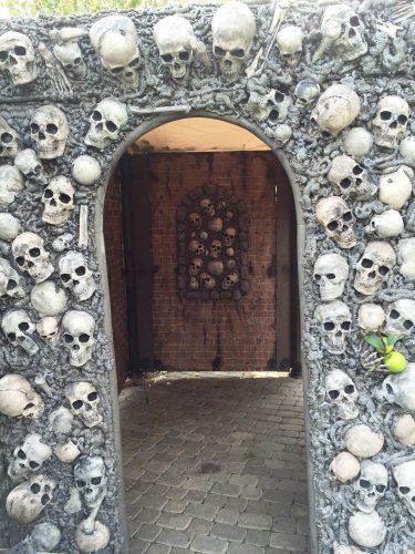 Catacomb Panels3 | Halloween Forum Diy Catacomb Wall, Halloween Dungeon Ideas, Skull Archway Diy, Halloween Tunnel Diy, Halloween Tunnel Ideas, Scary Haunted House Ideas, Halloween Diy Scary, Halloween Tunnel, Halloween Outdoor Ideas