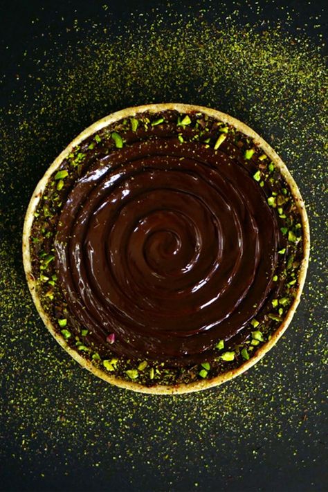 Chocolate Pistachio Tart Chocolate Pistachio Tart, Gingerbread Chocolate Tart, Pistachio Pie, Pistachio Tart, Chocolate Fruit Cake, Decor Tort, Desserts Faciles, Chocolate Tarts Recipe, Pistachio Dessert