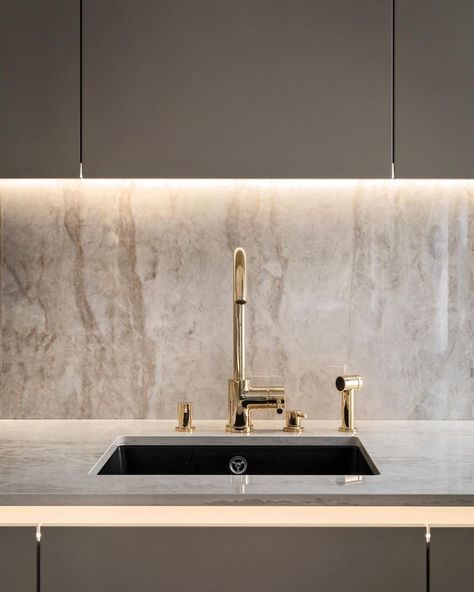 KITCHENS BY PAUL on Instagram: “Dekton Arga, we love it! 🌟, photo by @kronfoto #KitchensByPaul #PaulBadran” Серая Кухня, Beige Kitchen, Stone Kitchen, Kitchen Models, Stunning Kitchens, Kitchen Room Design, Kitchen Inspiration Design, Kitchen Marble, Apartment Interior