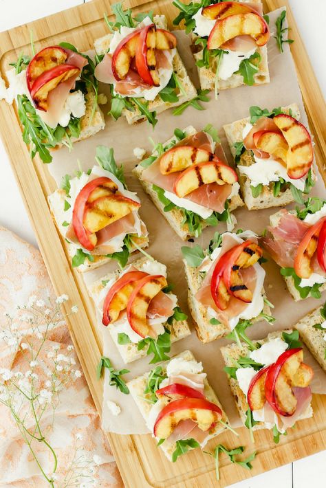 This delicious peach and prosciutto summer focaccia recipe is going to be your new entertaining appetizer go-to! Featuring a mouthwatering herb and olive oil focaccia bread base, mozzarella cheese, arugula and grilled peaches, this prosciutto dish is the perfect summer snack for your next party. #appetizer #healthyrecipes #summer #yummy Easy Pea Soup, Peach Prosciutto, Herb Focaccia, Pea Soup Recipe, Entertaining Appetizers, Bread Bakery, Focaccia Recipe, Creole Recipes, Focaccia Bread