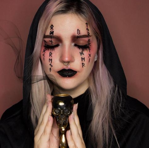 Sandra on Instagram: “🌘Nordic Witch 🌒 Day 1 of @meltcosmetics Halloween contest. 👻 Be sure to enter to win their new collection!  ___________________________…” Nordic Witch, Makeup Artist Aesthetic, Witchy Makeup, Halloween Makeup Witch, Makeup Clown, Fantasy Make-up, Cute Halloween Makeup, Witch Makeup, Halloween Makeup Scary