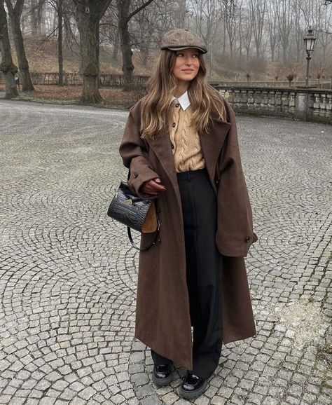 Brown Coat Outfit, Chica Chola, Academia Aesthetic Outfit, Winter Mode Outfits, Dark Academia Outfit, Latina Outfits, Trench Coat Outfit, Aesthetic Outfit Ideas, Brown Outfit