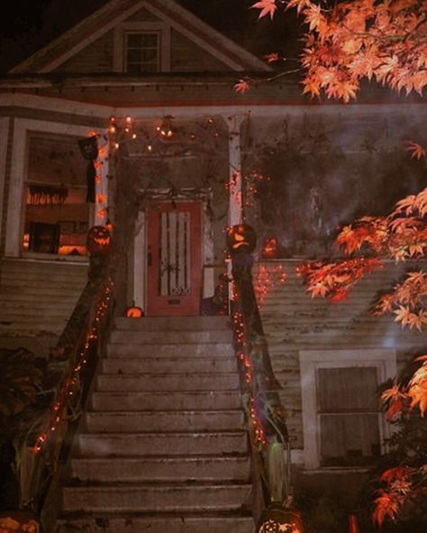 Halloween Neighborhood, Halloween Nostalgia, October Country, Halloween Porch, Halloween Monster, Halloween Haunted Houses, Oui Oui, The Neighborhood, Halloween Haunt