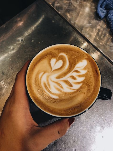 Swan pour, cappuccino 2018 Swan Latte Art, Espresso Photography, Coffee Grinder Electric, Coffee Creamer, Coffee Latte, Dessert Drinks, Latte Art, Coffee Cafe, Coffee Grinder