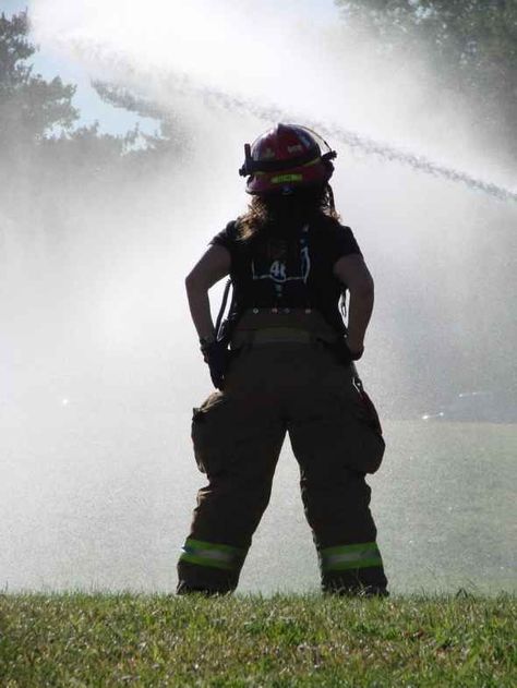 Women Firefighters Pictures, Black Female Firefighter, Firewoman Female Firefighter, Woman Firefighter, Women Firefighters, Firefighter Photography, Firefighter Brotherhood, Firefighter Paramedic, Firefighter Pictures