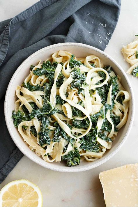 Enjoy a cozy bowl of this creamy kale pasta recipe, coated in a luscious garlic lemon cream sauce, for an easy dinner! This vegetarian pasta recipe uses basic ingredients and comes together in less than 30 minutes. Recipes With Kale, Kale Pasta Recipe, Kale Dishes, Pasta With Kale, Creamy Kale, How To Make Kale, Fall Eats, Hotdish Recipes, Kale Pasta