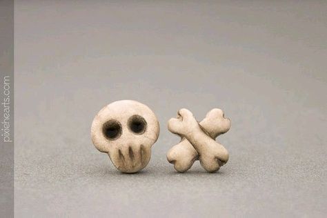 Pirate Jewelry, Halloween Clay, Skull Crossbones, Polymer Clay Diy, Polymer Clay Animals, Polymer Clay Miniatures, Cute Clay, Clay Art Projects, Clay Miniatures