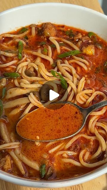 Raquel Ravivo on Instagram: "Peanut Gochujang Noodle Soup 🍜 ❤️‍🔥 This broth is outrageously good, especially for how quick this was to make. The gochujang adds sweetness and spice, the peanut butter adds creaminess and mushrooms and soy sauce add the perfect amount of umami, and combined, OMG. Here are the ingredients:  (Serves 1) 1.5 tbsps peanut butter 1 tbsp gochujang  1 tbsps soy sauce  3 tbsps hot water 1/2 tbsp olive oil (or neutral oil) 2 green onions, whites and green separated, finely sliced  pinch of salt  50g mushrooms  2 cloves garlic, minced  1.5 cups water  1/2 tbsp sesame oil  1 serving of noodles (I used ramen)  Crispy tofu crumbles: 1/4 454g block tofu, crumbled  1/2 tbsp soy sauce  1 tsp sesame oil  The full recipe will be on my Substack, enjoy! ✨  #noodlesoup #ramennoo How To Make Soup, Gochujang Recipe Dishes, Dandan Noodles, Korean Noodle Soup, Tofu Crumbles, Low Sodium Soup, 15 Min Meals, Chipotle Pasta, Cooking Noodles